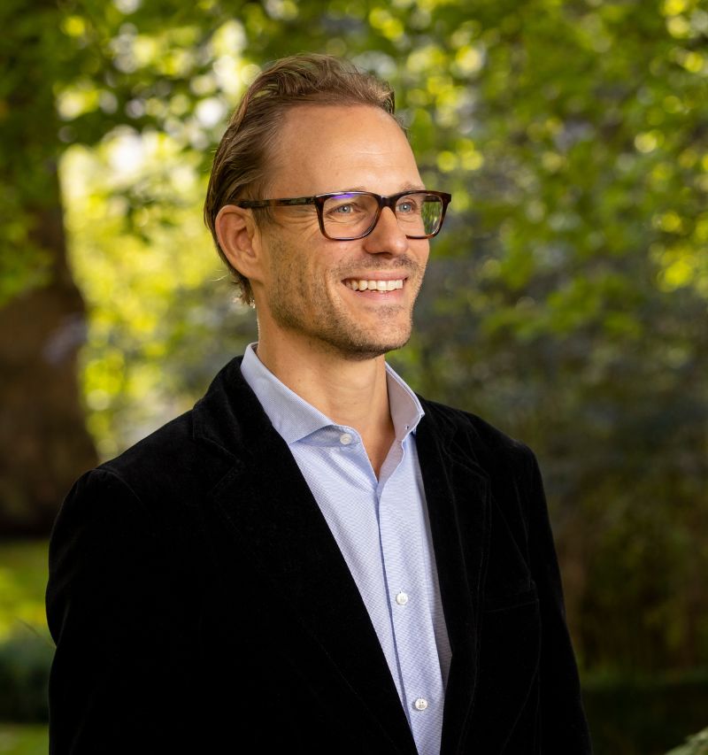 Natural headshot of Fred Kooij smiling and looking off to the right